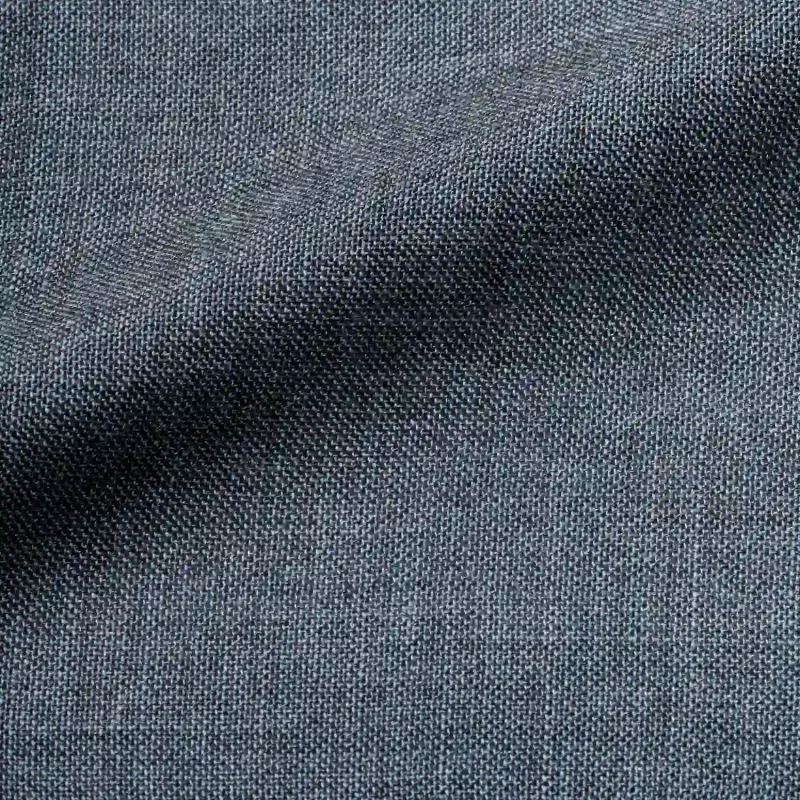 Detailfoto van het stofpatroon van Norena blauwe vouwgordijnen, kleur REY2585 een effen stof met een subtiele structuur in een rustige, diepe blauwtint voor een stijlvolle uitstraling.