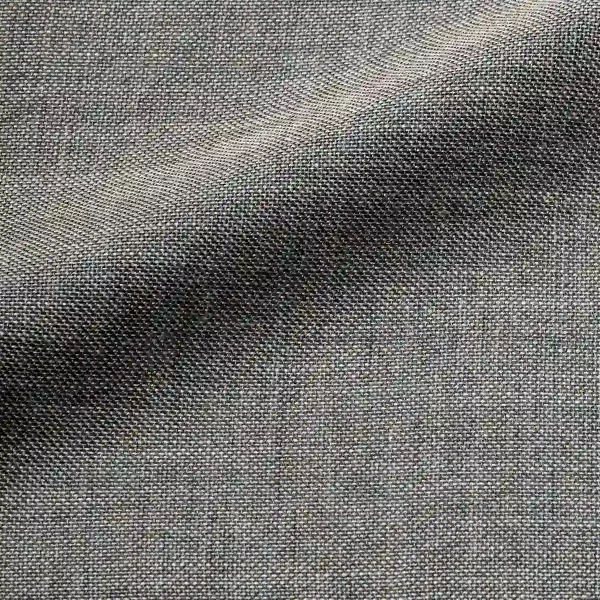 Detailfoto van het stofpatroon van Norena blauwgrijze vouwgordijnen, kleur REY2584 een effen gordijn met een subtiele structuur in een koele, grijzee blauwtint.