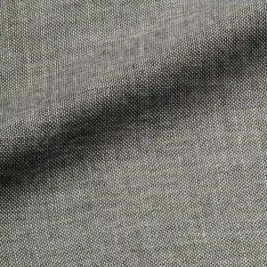Detailfoto van het stofpatroon van Norena groengrijze vouwgordijnen, kleur REY2586 een effen stof met een subtiele structuur in een zachte, vergrijsde groentint, ideaal voor een natuurlijk en stijlvol interieur.