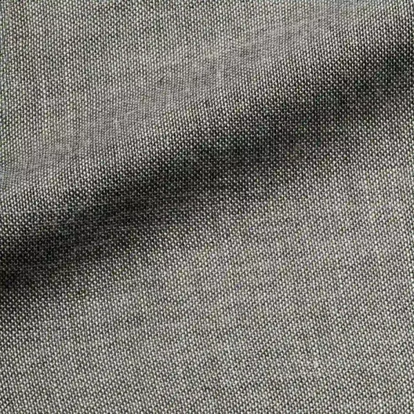 Detailfoto van het stofpatroon van Norena groengrijze vouwgordijnen, kleur REY2586 een effen stof met een subtiele structuur in een zachte, vergrijsde groentint, ideaal voor een natuurlijk en stijlvol interieur.