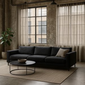 Inbetween gordijnen in een industrieel interieur met hoge ramen, zwarte accenten en stoere materialen zoals staal en beton. Sfeerimpressie in interieursetting