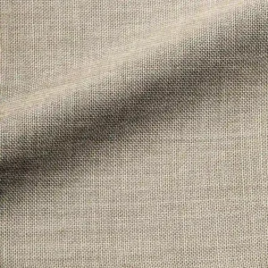 Detailfoto van het stofpatroon van Norena taupe vouwgordijnen, kleur REY2581 een effen stof met een zachte structuur en een warme, neutrale taupe tint voor een natuurlijke en rustige sfeer.