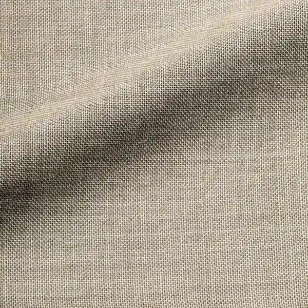 Detailfoto van het stofpatroon van Norena taupe vouwgordijnen, kleur REY2581 een effen stof met een zachte structuur en een warme, neutrale taupe tint voor een natuurlijke en rustige sfeer.