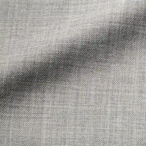Detailfoto van het stofpatroon van Norena zandkleurige vouwgordijnen, kleur REY2579 een effen stof met een fijne structuur in een zachte, natuurlijke zandtint voor een warme en rustige sfeer.