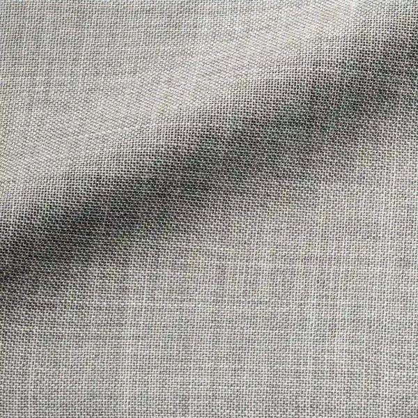 Detailfoto van het stofpatroon van Norena zandkleurige vouwgordijnen, kleur REY2579 een effen stof met een fijne structuur in een zachte, natuurlijke zandtint voor een warme en rustige sfeer.