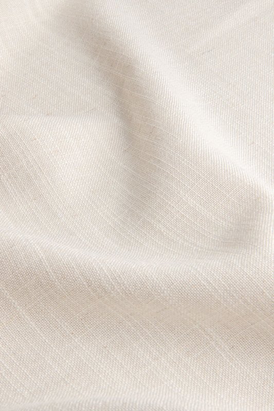 Offwhite vouwgordijnen uit de Elegance collectie, model JC2545 Okika, prachtige stof van hoge kwaliteit. bijzonder slijt en kleurvast. offwhite zit tegen wit aan