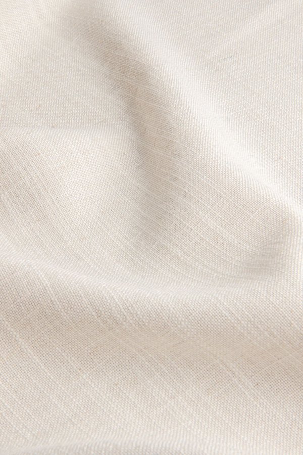 Offwhite vouwgordijnen uit de Elegance collectie, model JC2545 Okika, prachtige stof van hoge kwaliteit. bijzonder slijt en kleurvast. offwhite zit tegen wit aan