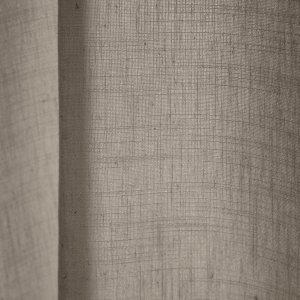 Detailfoto van offwhite gordijnen uit de Elegance collectie, model JC2545 Okika. De stofstructuur toont een fijn geweven patroon met een semi lichtdoorlatende eigenschap. De stof is kleurvast en slijtvast, ideaal voor langdurig gebruik.
