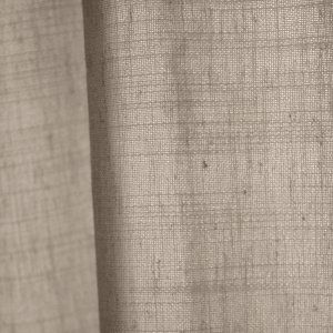 Close-up van het stofpatroon van offwhite gordijnen uit de Elegance collectie, model JC2545 Okika. De fijn geweven stof heeft een semi lichtdoorlatende eigenschap, is kleurvast en slijtvast