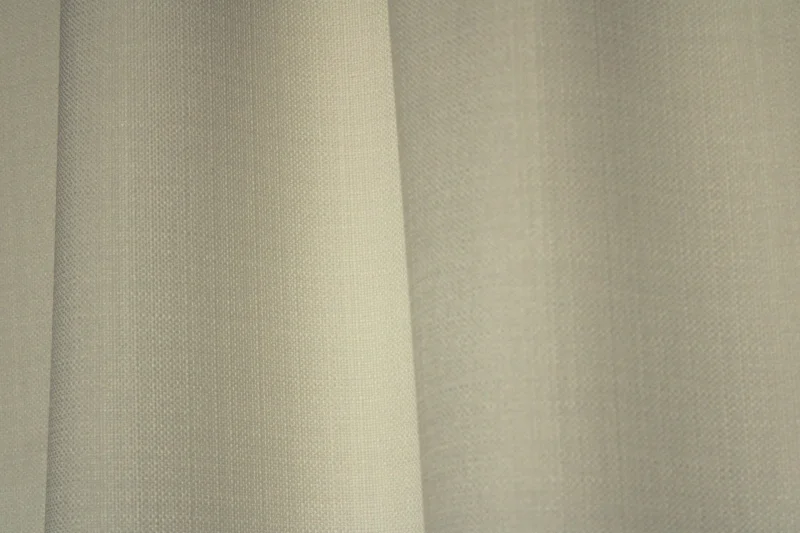 Detailfoto van de stof van offwhite gordijnen uit de Florain collectie (JC2511) van Okika, off white gordijnen op maat