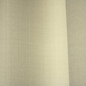 Sfeerfoto van offwhite gordijnen uit de Florain collectie (JC2511) van Okika, die de ruimte een lichte, zachte en tijdloze sfeer geven.