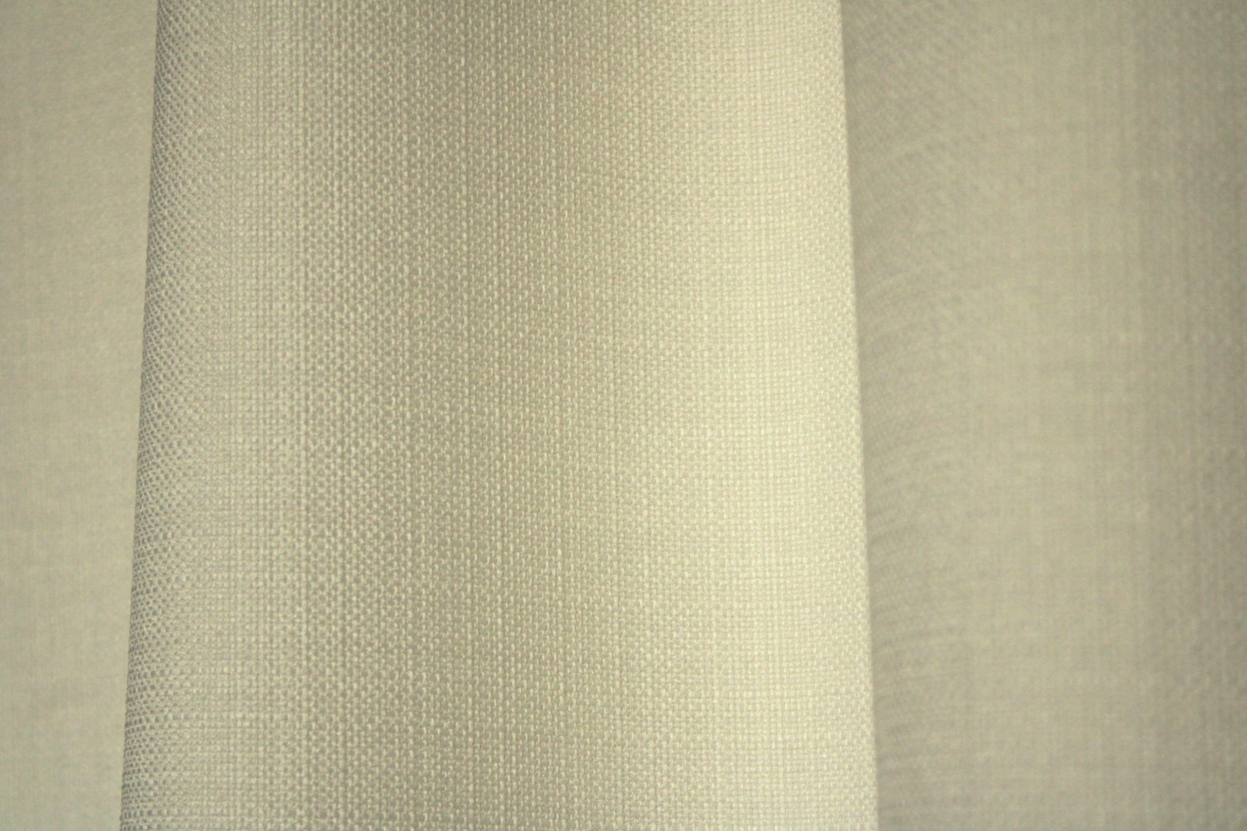 Sfeerfoto van offwhite gordijnen uit de Florain collectie (JC2511) van Okika, die de ruimte een lichte, zachte en tijdloze sfeer geven.