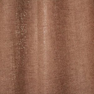 Sfeerfoto van warm taupe Elegance gordijnen uit de JC2550 collectie elegante gordijnen in een volle, effen stof voor een warme en stijlvolle sfeer in het interieur.