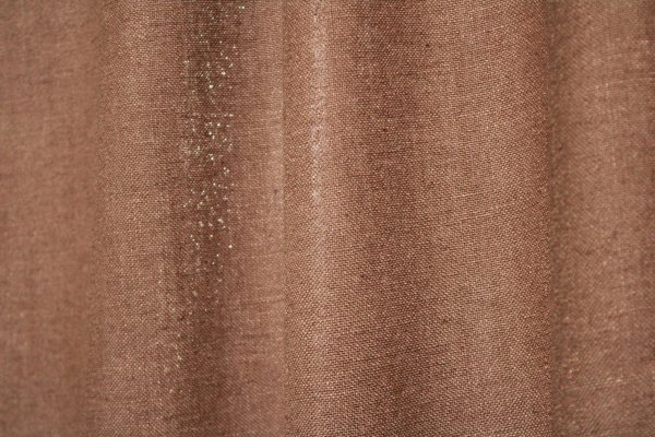 Sfeerfoto van warm taupe Elegance gordijnen uit de JC2550 collectie elegante gordijnen in een volle, effen stof voor een warme en stijlvolle sfeer in het interieur.