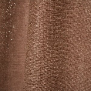 Detailfoto van de stofstructuur van warm taupe Elegance gordijnen uit de JC2550 collectie. Een volle, effen gordijnstof met een rijke en warme uitstraling.