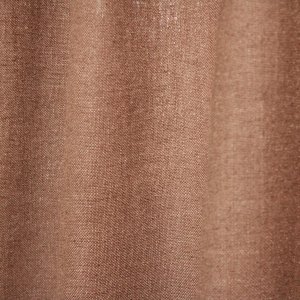 Sfeerfoto van het stofpatroon van warm taupe Elegance gordijnen uit de JC2550 collectie effen gordijnstof met een volle valling en warme, neutrale tint.