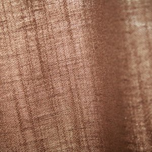Close-up van de stofstructuur van warm taupe Elegance gordijnen uit de JC2550 collectie hoogwaardige, effen gordijnstof met een volle weving en warme uitstraling.