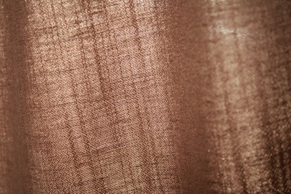 Close-up van de stofstructuur van warm taupe Elegance gordijnen uit de JC2550 collectie hoogwaardige, effen gordijnstof met een volle weving en warme uitstraling.