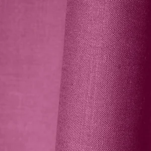 Stofpatroon van aubergine gordijnen uit de Saphira collectie van Okika, met rijke kleur en zachte structuur.