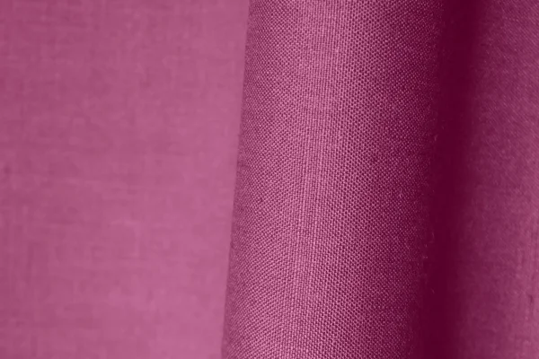 Stofpatroon van aubergine gordijnen uit de Saphira collectie van Okika, met rijke kleur en zachte structuur.