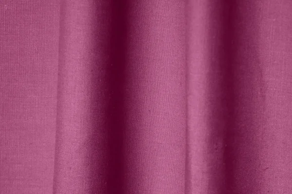 Sfeerfoto van aubergine gordijnen met linnen look uit de Saphira collectie van Okika, linnen look gordijnen in aubergine kleur