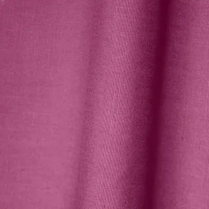 Stofdetails van aubergine gordijnen met linnen look uit de Saphira collectie van Okika, met zicht op de natuurlijke weving.