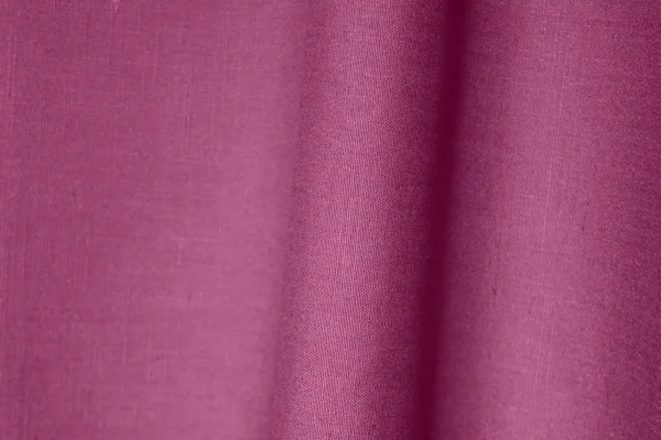 Stofdetails van aubergine gordijnen met linnen look uit de Saphira collectie van Okika, met zicht op de natuurlijke weving.