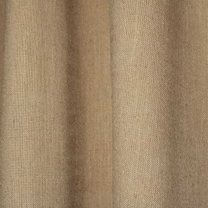 Sfeerfoto van beige gordijnen uit de Elegance collectie, model JC2548 Okika. De semi lichtdoorlatende stof laat natuurlijk licht door. Slijtvast en kleurvast met een zachte, geweven textuur.