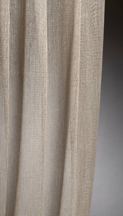 beige-inbetween-gordijnen-linea-collectie-okika (1) Linea-collectie van Okika met hele luxe beige inbetween gordijnen, met een metallic draad