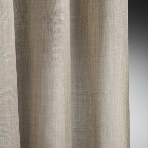 Beige inbetween gordijnen uit de Norena collectie van Okika, lichte en luchtige raamdecoratie voor een warme uitstraling, sfeerbeeld gordijnen in de plooi
