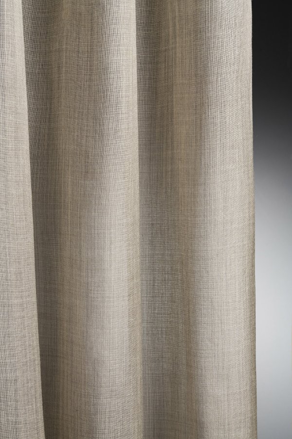 Beige inbetween gordijnen uit de Norena collectie van Okika, lichte en luchtige raamdecoratie voor een warme uitstraling, sfeerbeeld gordijnen in de plooi