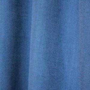 sfeerfoto van blauwe gordijnen uit de Elegance collectie, model JC2556 Okika. De semi lichtdoorlatende stof is kleurvast en slijtvast.