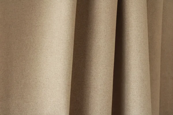 verduisterende gordijnen op maat, calm shade beige, jc2509 van okika, 100% verduisterend, gordijnen sfeer
