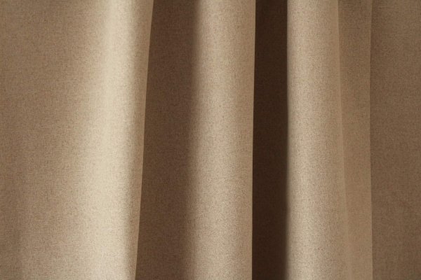 verduisterende gordijnen op maat, calm shade beige, jc2509 van okika, 100% verduisterend, stof details