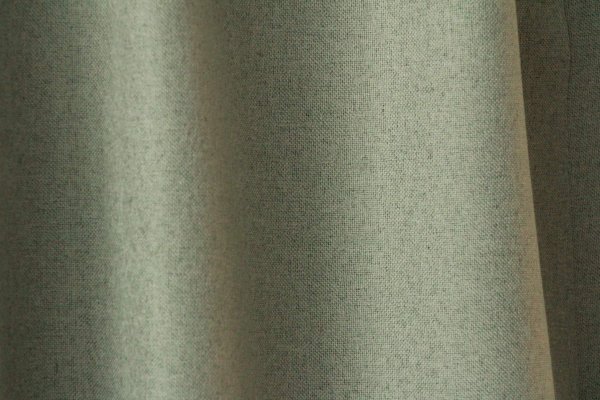 verduisterende gordijnen op maat, calm shade groen, jc2506 van okika, 100% verduisterend, stof details