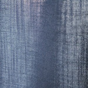 Stofstructuur van denimblauwe gordijnen Elegance collectie JC2557 Okika, semi lichtdoorlatende stof laat het daglicht mooi binnen