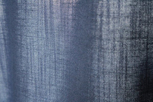 Stofstructuur van denimblauwe gordijnen Elegance collectie JC2557 Okika, semi lichtdoorlatende stof laat het daglicht mooi binnen