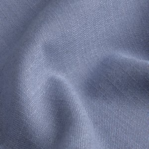 denim blauwe vouwgordijnen uit de Elegance collectie, model Okika JC2557, sfeer foto stof