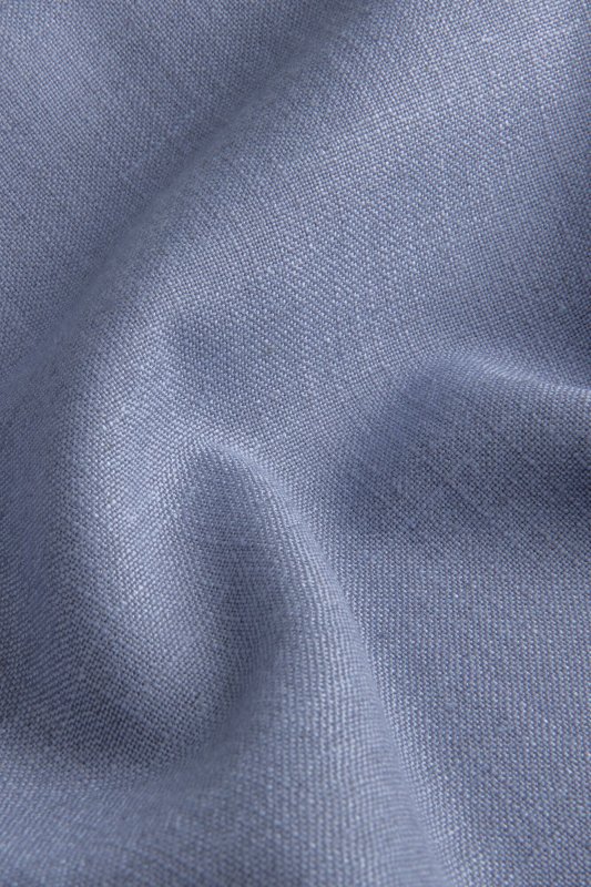 denim blauwe vouwgordijnen uit de Elegance collectie, model Okika JC2557, sfeer foto stof