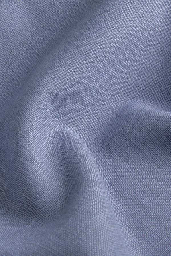denim blauwe vouwgordijnen uit de Elegance collectie, model Okika JC2557, sfeer foto stof