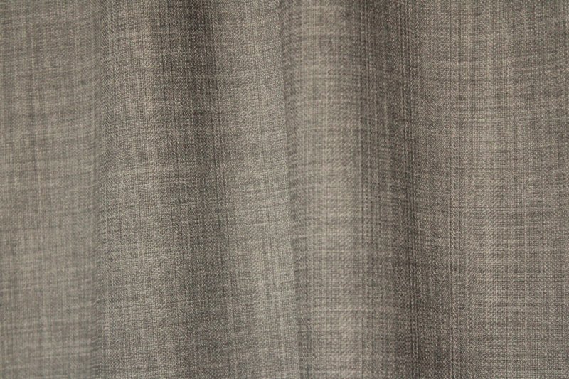 detailfoto van de stof van grijsblauwe gordijnen uit de Florain collectie (JC2521) van Okika, met een subtiele weefstructuur.