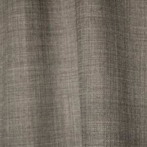 Close-up van de grijsblauwe gordijnstof uit de Florain collectie (JC2521) van Okika, met suvtiel gemeleerd effect die kleurvast is
