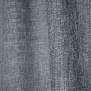 Close-up van de grijsblauwe gordijnstof uit de Florain collectie (JC2521) van Okika, met subtiel gemeleerd effect die kleurvast is