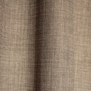 Detailfoto van de stof van grijze gordijnen uit de Florain collectie (JC2522) van Okika, met een gemeleerde stofstructuur voor extra sfeer
