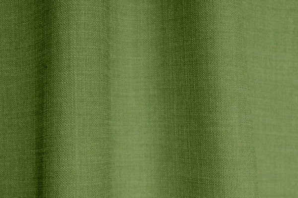 Detailfoto van de stof van groene gordijnen uit de Florain collectie (JC2534) van Okika, met een levendige weefstructuur en een natuurlijke uitstraling.