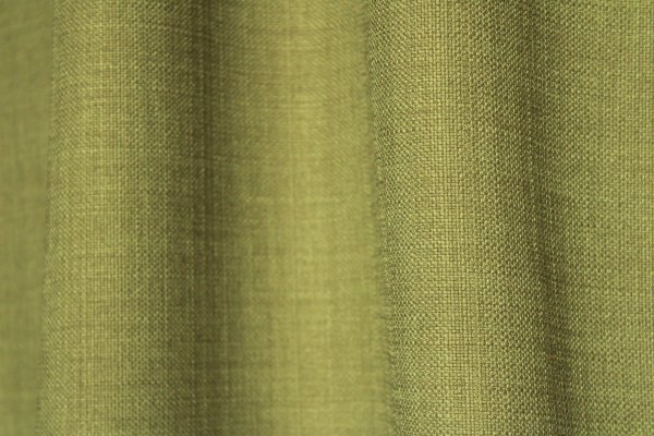 close-up van het stofpatroon van groene gordijnen uit de Florain collectie (JC2534) van Okika, met een fijn gemeleerd effect