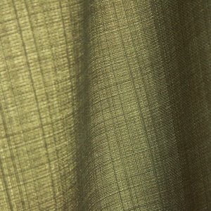 Detailfoto van de stofstructuur van groene gordijnen uit de Florain collectie (JC2534) van Okika, die het licht zachtjes binnen laten voor een levendig effect