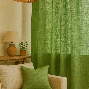 Sfeerimpressie van groene gordijnen uit de Florain collectie in een bohemian interieur met natuurlijke elementen.