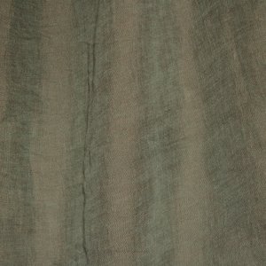 Sfeerfoto van groengrijze inbetween gordijnen van 100% linnen uit de Maison-collectie, met mooie levendige weving en zachte lichtfiltering.