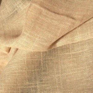 Stofpatroon van ivoorkleurige inbetween gordijnen met linnen look uit de Saphira Light collectie van Okika, stof in elkaar gedraaid voor goed zicht op stofpatroon